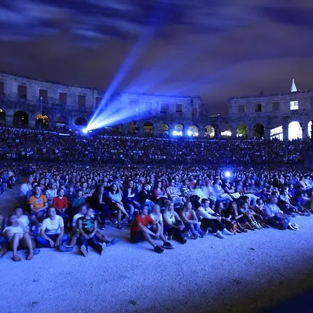 Apartment In With Terrace, Air Conditioning, Wifi, Washing Machine 633-1 Pula